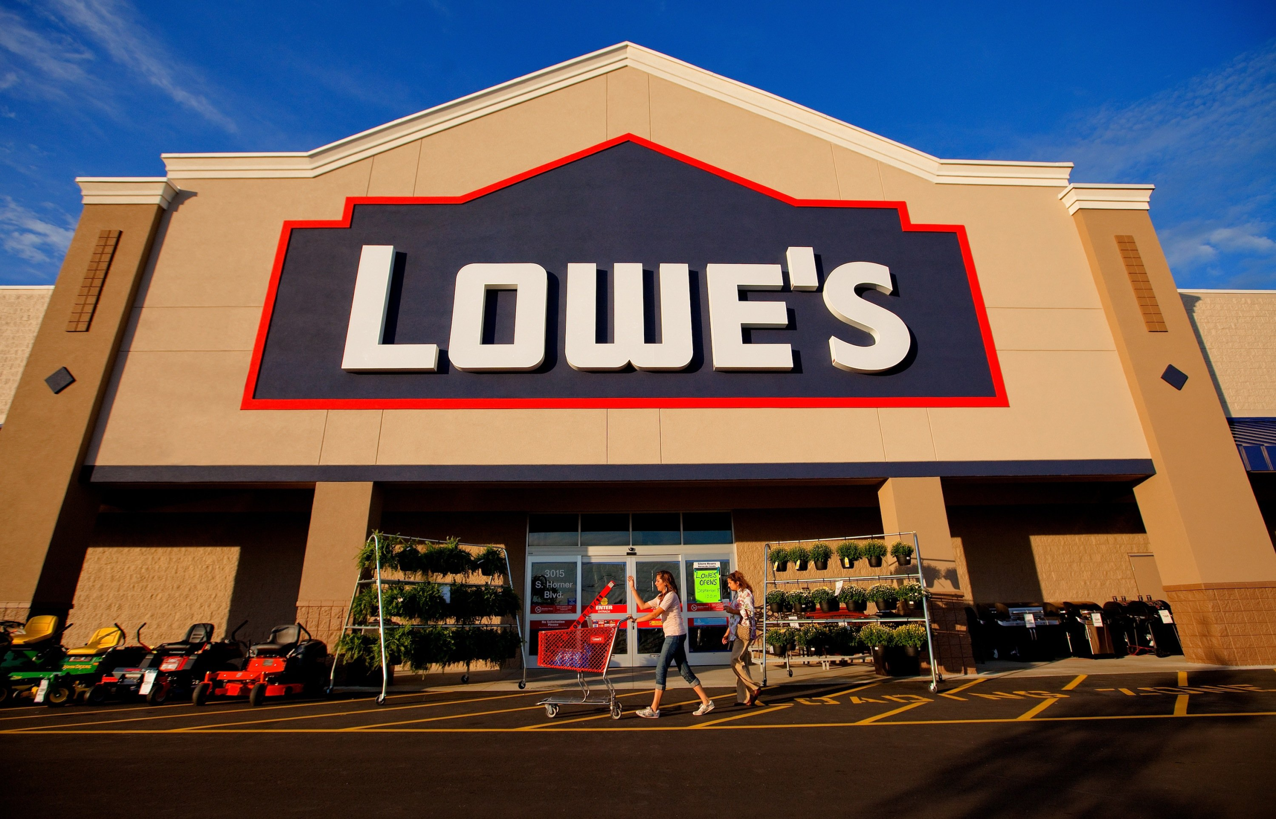 *HOT* Lowe’s: FREE Flowers on May 2nd and 3rd!